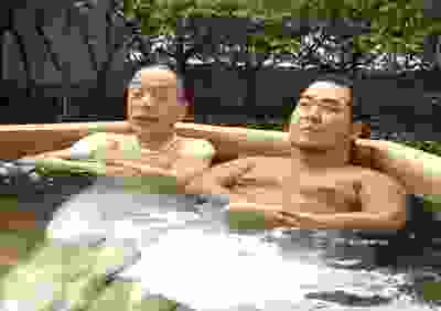 「隠そう下半身」…混浴露天風呂悩ませる「全裸客」岡山県北部の湯原温泉郷（同県真庭市）の一つで川沿いにある混浴露天風呂「砂湯」が男性用湯あみ着を導入する検討を始めた