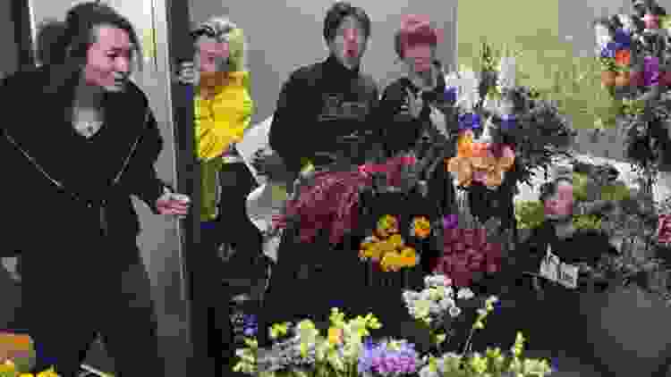 【ドッキリ】レペゼン地球アリーナツアー記念でDJ社長の部屋を花だらけにしてみた